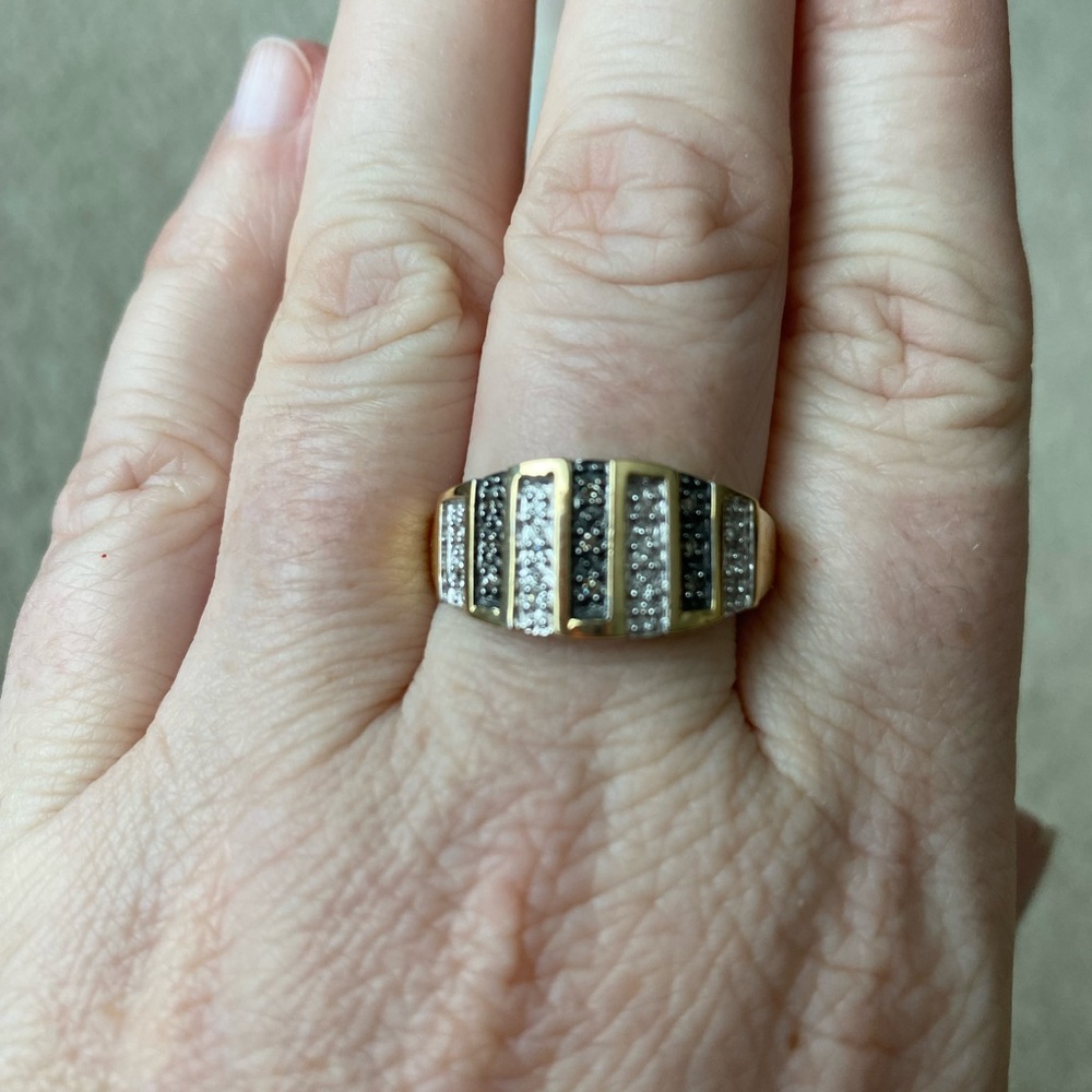 Elegant Gold and black setting ring